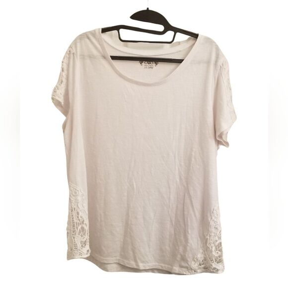 White Top with Lace.      Rj0923-21 - Picture 1 of 5